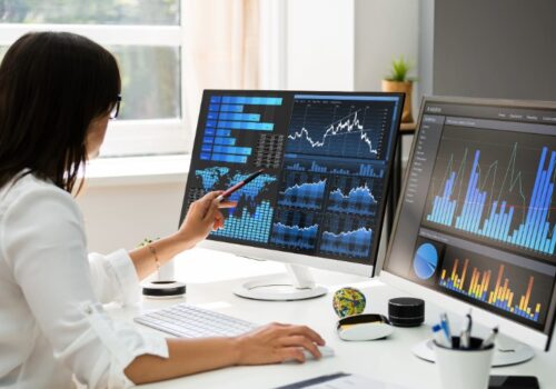 Investment analyst using AI copilots in research activities