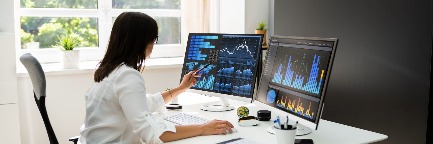 Investment analyst using AI copilots in research activities